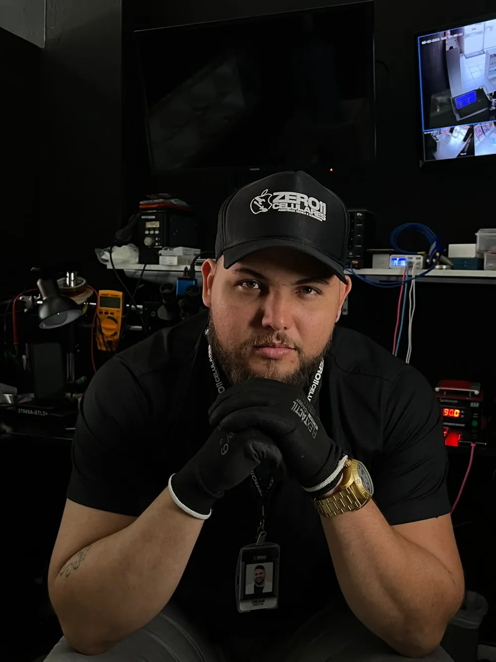 Dean, técnico da Zero11 Celulares, na bancada de reparo